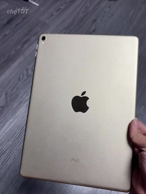 Apple iPad Pro 9.7 32GB Vàng Vân tay. Mua bán Máy tính bảng tại Quận 1 Tp Hồ Chí Minh được đăng bởi Lucas Huỳnh hình 1