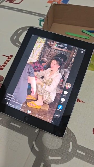 (BÁN GẤP)  iPad 4 - Tiktok Siêu Ngon - Loa hay. Mua bán Máy tính bảng tại Thị xã Bình Minh Vĩnh Long được đăng bởi Chú Ong Vàng Khè hình 1