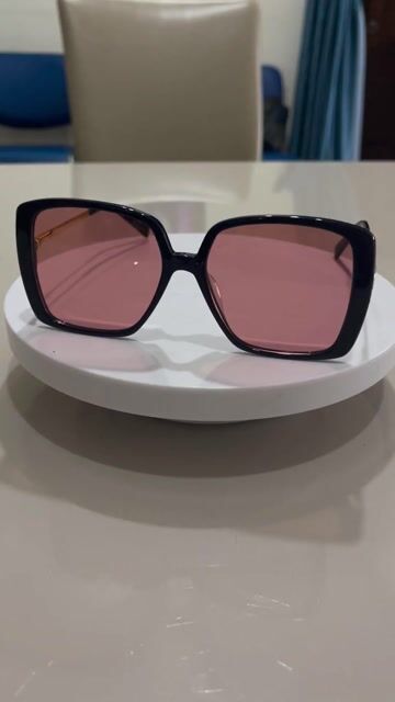Kính râm Salvatore Ferragamo hồng tím. Mua bán Phụ kiện thời trang khác tại Quận 7 Tp Hồ Chí Minh được đăng bởi Dung mê đồ si hình 1