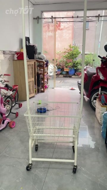 Giá treo quần áo Kim loại Trắng có giỏ. Mua bán Tủ, kệ gia đình tại Quận Bình Tân Tp Hồ Chí Minh được đăng bởi Thị phương hình 1