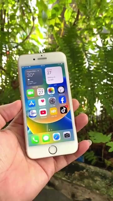 iPhone 8 Vàng gold siêu đẹp máy zin dùng mượt. Mua bán Điện thoại tại Thành phố Buôn Ma Thuột Đắk Lắk được đăng bởi Kim Long hình 1