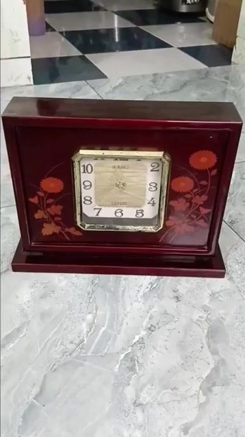 Đồng hồ để bàn dòng cổ, vỏ gỗ sơn mài