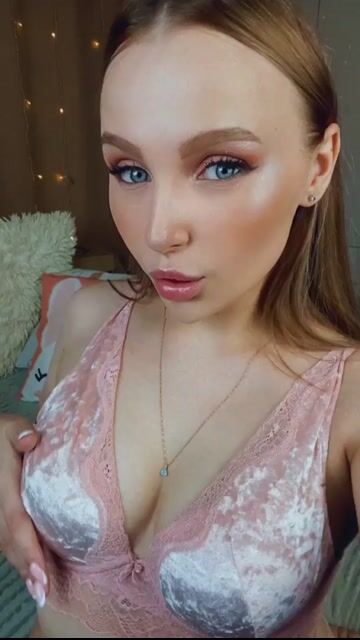 Model - SquirtTeen stockings