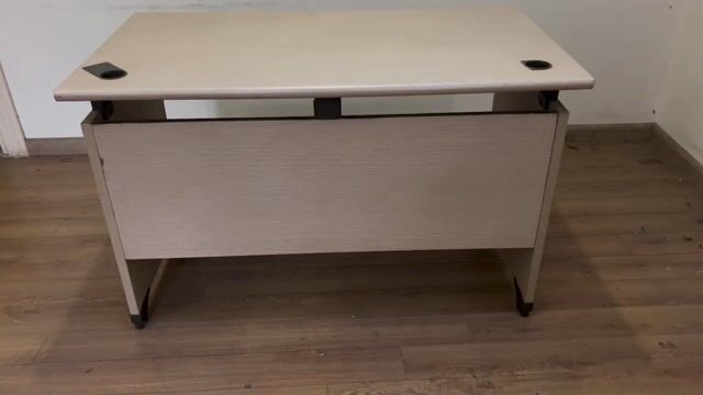 Bàn làm việc Gỗ Vàng nhạt vẫn đẹp. Mua bán Đồ dùng văn phòng tại Quận Thanh Xuân Hà Nội được đăng bởi Đoàn  hình 1