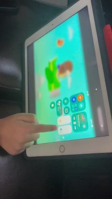 Apple iPad Gen 8 32GB 5G Vàng kèm phím logitech💗💓. Mua bán Máy tính bảng tại Quận 3 Tp Hồ Chí Minh được đăng bởi Vũ Bùng Binh  hình 1