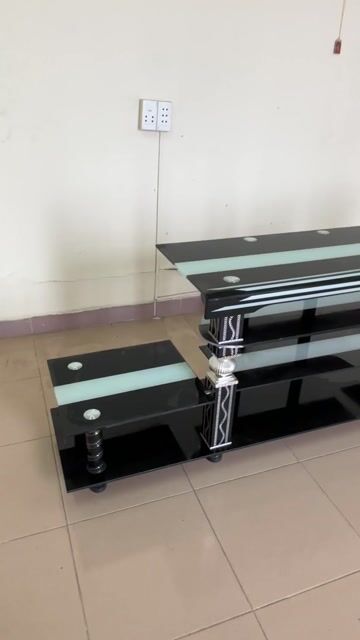 Kệ tivi Kính Đen 4 tầng đã sử dụng. Mua bán Tủ, kệ gia đình tại Thành phố Dĩ An Bình Dương được đăng bởi Mai hình 1
