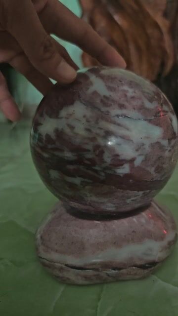 Quả cầu phong thủy đá tự nhiên đỏ trắng trang trí. Mua bán Đồ sưu tầm, đồ cổ tại Thành phố Châu Đốc An Giang được đăng bởi Jack hình 1
