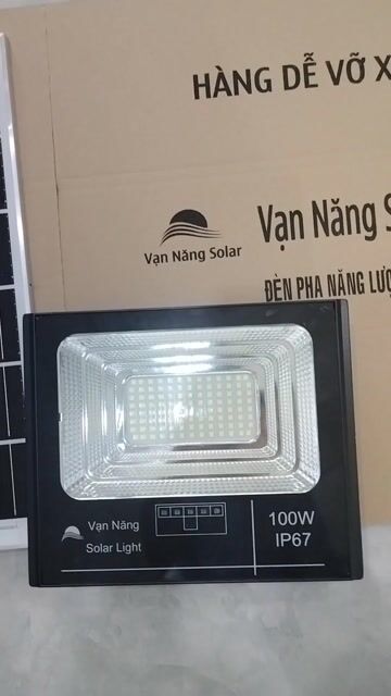 Đèn pha năng lượng mặt trời Vạn Năng 100w. Mua bán Đèn tại Quận 10 Tp Hồ Chí Minh được đăng bởi Anh An hình 1