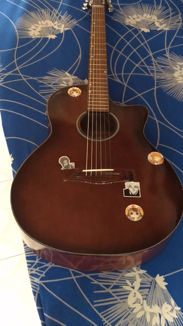 Đàn guitar gỗ Nâu zin nguyên đẹp keng như hình đây. Mua bán Nhạc cụ tại Thành phố Biên Hòa Đồng Nai được đăng bởi Nhan nha  hình 1