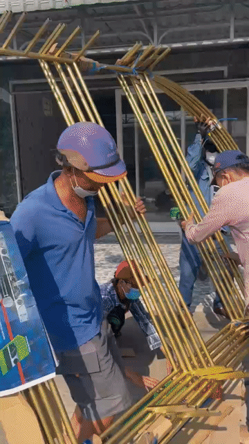 Kệ treo quần áo kim loại vàng đồng. Mua bán Tủ, kệ gia đình tại Huyện Cần Đước Long An được đăng bởi Phạm diễm hình 1