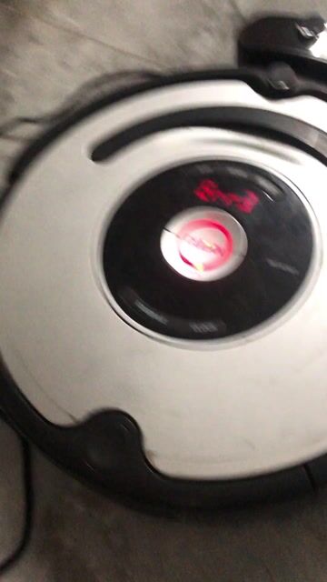 Robot hút bụi iRobot Roomba 561 Đen Bạc Hỏng. Mua bán Thiết bị vệ sinh, nhà tắm tại Quận Hoàng Mai Hà Nội được đăng bởi Quân Trần hình 1