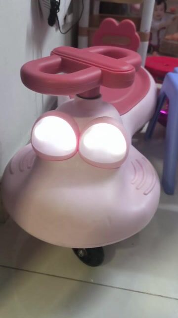 Xe chòi chân Bé Hồng Đèn nhạc. Mua bán Mẹ và bé tại Thành phố Dĩ An Bình Dương được đăng bởi Trung hình 1