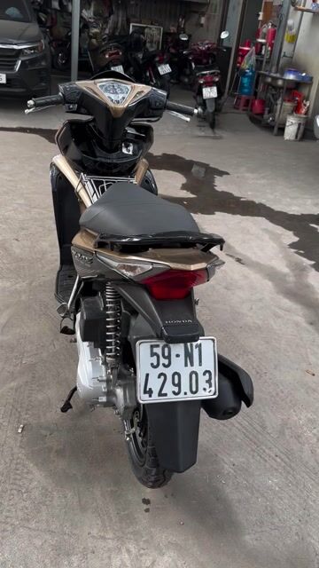Honda Airblade 125 Fi Vàng đồng có rì mốt 2015. Mua bán Xe máy tại Quận 11 Tp Hồ Chí Minh được đăng bởi nguyên xuan thinh hình 1