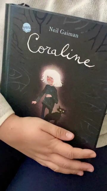 »Ich heiße Coraline. Nicht Caroline. Coraline«, sagte Coraline.