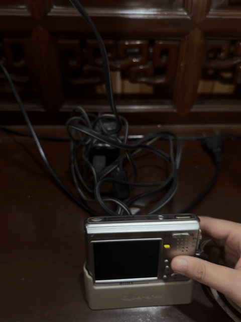 Máy ảnh Sony Cyber-shot Hỏng màn. Mua bán Máy ảnh, Máy quay tại Quận Hà Đông Hà Nội được đăng bởi Hằng Minh hình 1