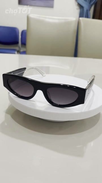 Kính râm 2 hand Lo.uis Vu.itton Đen  Ý. Mua bán Phụ kiện thời trang khác tại Quận 7 Tp Hồ Chí Minh được đăng bởi Dung mê đồ si hình 1