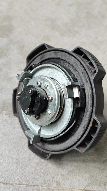 Nắp bình xăng nhựa đen có khóa. Mua bán Phụ tùng xe tại Quận Liên Chiểu Đà Nẵng được đăng bởi Tuyền hình 1