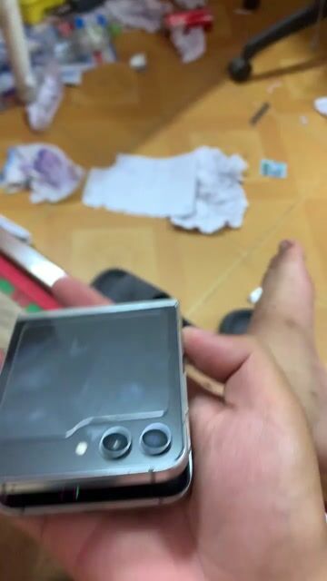 Samsung zlip 5 Đẹp ken màn sọc còn box. Mua bán Điện thoại tại Huyện Chợ Lách Bến Tre được đăng bởi Nguyen Tam Khiet hình 1