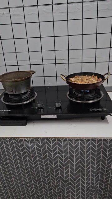 Bếp Gas + bình gas đỏ (còn gas). Mua bán Bếp, lò, đồ điện nhà bếp tại Thành phố Thủ Dầu Một Bình Dương được đăng bởi Nguyễn Duy hình 1