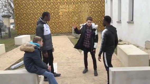 Sur la place... des plombiers