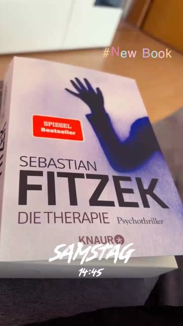 Mal wieder erhält ein Buch von Fitzen 5/5 Sterne von mir, könnte ich mehr geben wären es definitiv mehr! ⭐️

Fitzek schreibt so fantastisch (Psycho-) Thriller! Und es sind immer so krasse Plottwists in jedem Buch dass man sie nur lieben kann! Ich habe mit dem Ende des Buches 0 gerechnet & war tatsächlich so oft im Zwiespalt wer denn der Täter sein könnte. 

Ich bin gespannt auf die Serie hierzu, ob dort auch alles so gut zusammengefasst worden ist wie in dem Buch, ich denke aber mal nicht. 

Ich bin so ein total Fitzek Liebhaber, ich kann nicht mehr ohne seine Bücher! 📚 