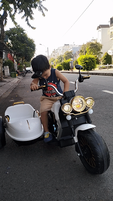 Xe điện trẻ em màu Trắng Mới. Mua bán Mẹ và bé tại Quận Tân Phú Tp Hồ Chí Minh được đăng bởi Quang hình 1