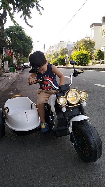 Xe điện trẻ em màu Trắng Mới. Mua bán Mẹ và bé tại Quận Tân Phú Tp Hồ Chí Minh được đăng bởi Quang hình 1
