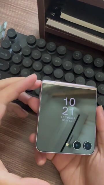 Samsung Galaxy Z Flip 5, 8/512 đốm mực nhỏ như ảnh. Mua bán Điện thoại tại Quận Bình Thạnh Tp Hồ Chí Minh được đăng bởi Duy Phương  hình 1