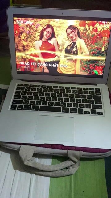 Apple MacBook Air Bạc. Mua bán Laptop tại Huyện Hóc Môn Tp Hồ Chí Minh được đăng bởi Thong Truong hình 1