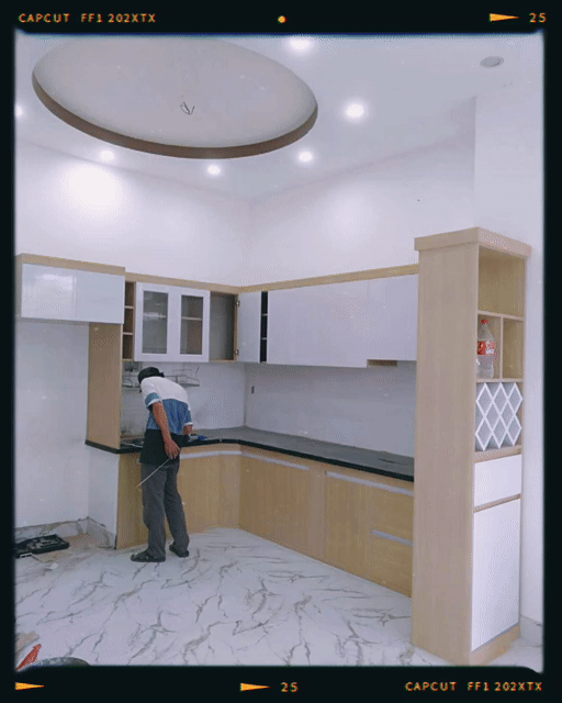 Tủ bếp Chinhuei Vân gỗ có chú công nhân kiểm tra. Mua bán Tủ, kệ gia đình tại Quận Liên Chiểu Đà Nẵng được đăng bởi Xưởng nội thất nhựa Chinhuei 490 Âu Cơ Đà Nẵng hình 1
