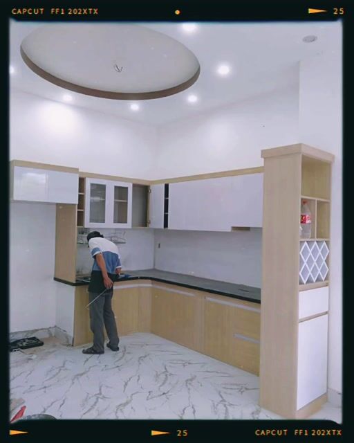 Tủ bếp Chinhuei Vân gỗ có chú công nhân kiểm tra. Mua bán Tủ, kệ gia đình tại Quận Liên Chiểu Đà Nẵng được đăng bởi Xưởng nội thất nhựa Chinhuei 490 Âu Cơ Đà Nẵng hình 1