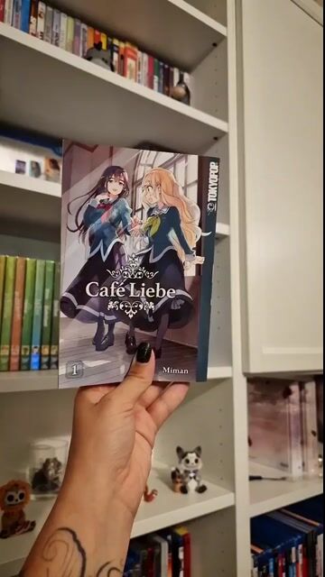 Willkommen im Café Liebe! Hime wird in eine neue Welt geschmissen, wo sie arbeiten muss was gar nicht ihr Ding ist. Sie will einfach nur gemocht werden und irgendwann reich sein, da passt das komische Rollenspiel Café nach deutscher Tradition gar nicht rein.
Süßer Manga mit kleinem Plottwist.