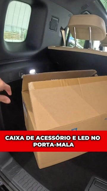 caixa de acessório e LED no porta-mala