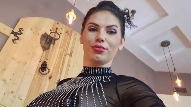 Model - Glamy Anya latex