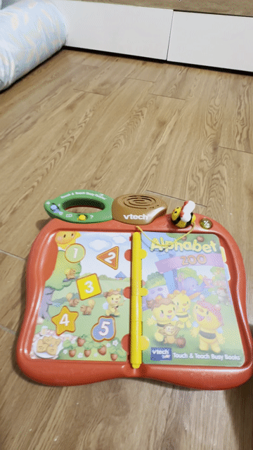 Sách điện tử VTech Busy Books Đỏ. Mua bán Mẹ và bé tại Huyện Củ Chi Tp Hồ Chí Minh được đăng bởi Hà Ngọc hình 1
