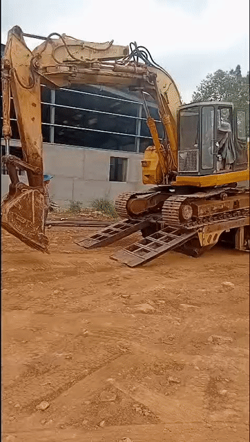 Xe lu BOMAG BW172D Vàng đã qua sử dụng. Mua bán Phương tiện khác tại Thành phố Đà Lạt Lâm Đồng được đăng bởi Cầm Đồ Đà Lạt hình 1