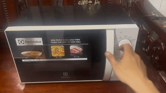 Lò vi sóng Electrolux 20L Đen, Trắng. Mua bán Bếp, lò, đồ điện nhà bếp tại Quận Tân Bình Tp Hồ Chí Minh được đăng bởi Vũ Đăng Khoa hình 1