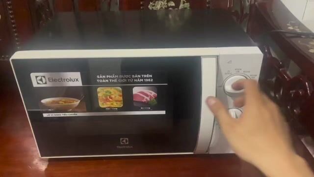 Lò vi sóng Electrolux 20L Đen, Trắng. Mua bán Bếp, lò, đồ điện nhà bếp tại Quận Tân Bình Tp Hồ Chí Minh được đăng bởi Vũ Đăng Khoa hình 1