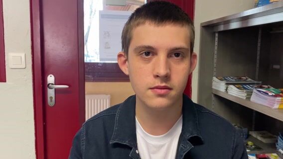 ASSIS SUR UNE CHAISE ?