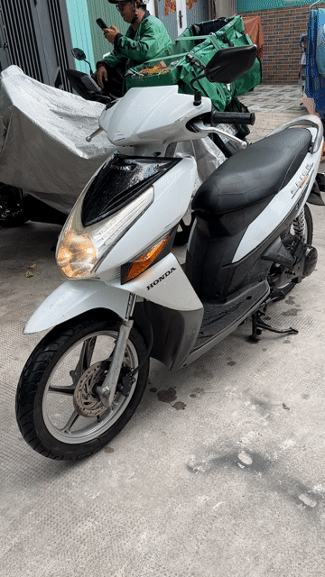 Honda Click màu Trắng zin chưa bung máy ok 2009. Mua bán Xe máy tại Quận 3 Tp Hồ Chí Minh được đăng bởi Phạm thanh Trí  hình 1