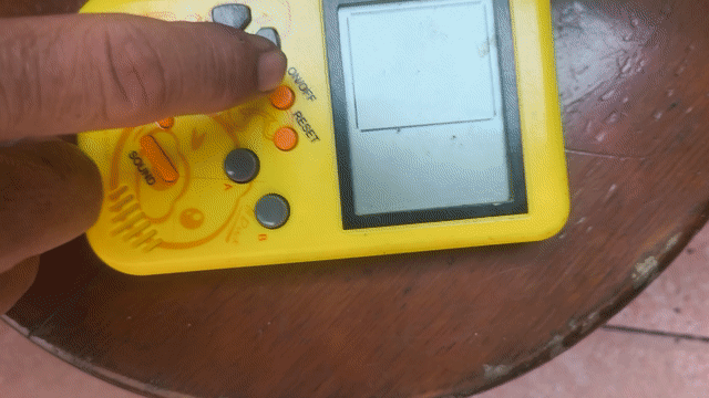 Máy chơi game cầm tay Vàng Nhựa 2 pin AA. Mua bán Thiết bị chơi game tại Quận 8 Tp Hồ Chí Minh được đăng bởi Lê Thành Nhân  hình 1