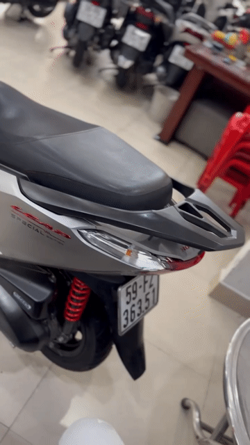 Honda Lead 2024 Bản Đặc Biệt Bạc Poche.BSTP.Giá ok. Mua bán Xe máy tại Quận 6 Tp Hồ Chí Minh được đăng bởi Cửa Hàng Xe Máy Hoà Bùi hình 1