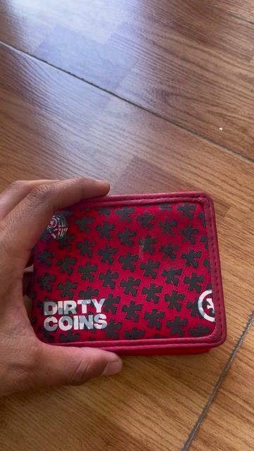 Ví Dirty Coins Unisex Vải Đỏ. Mua bán Túi xách tại Quận Ngũ Hành Sơn Đà Nẵng được đăng bởi HS Farm Nông trại nghỉ dưỡng hình 1