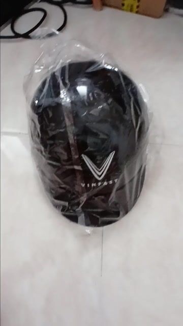 Nón của Vinfast còn mới 100%