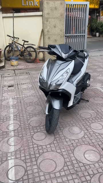 Honda Air Blade 125cc Trắng bạc Xe tay ga. Mua bán Xe máy tại Quận Nam Từ Liêm Hà Nội được đăng bởi chị lan hình 1