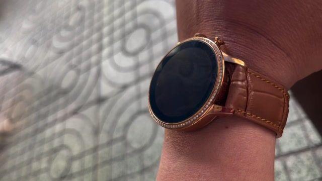 Smartwatch Fossil Gen 6 vàng nguyên zin. Mua bán Thiết bị đeo thông minh tại Quận Tân Bình Tp Hồ Chí Minh được đăng bởi MrA Store hình 1