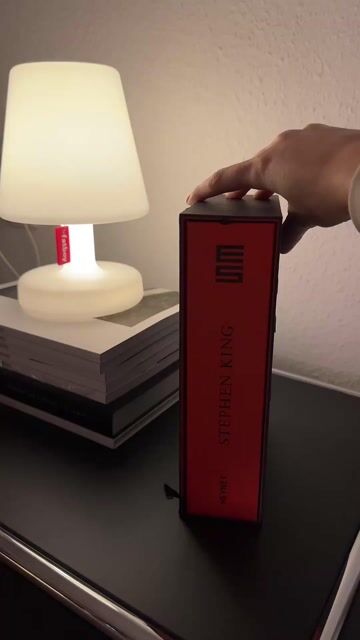 Ein fesselnder Horrorroman mit einer packenden Geschichte und facettenreichen Charakteren, aber etwas zu langatmig. 🎈👀📚