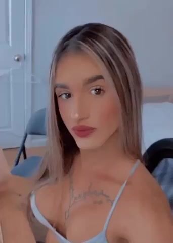 Model - Elian Moon latina