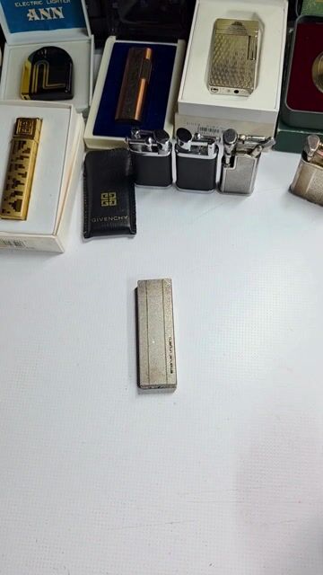 Bật lửa Emanuel Ungaro mạ bạc. Mua bán Đồ sưu tầm, đồ cổ tại Thành phố Nam Định Nam Định được đăng bởi Thanh Dzuy hình 1