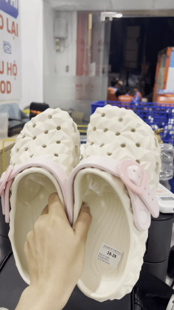 Dép Crocs Nhựa Trắng Kem Unisex. Mua bán Giày dép tại Quận Bình Tân Tp Hồ Chí Minh được đăng bởi Kiều Linh hình 1